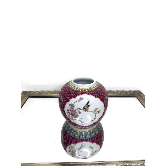 Vintage ginger jar, pink ginger jar with detailed flowers and a bird, Chinese - Picture 1 of 9